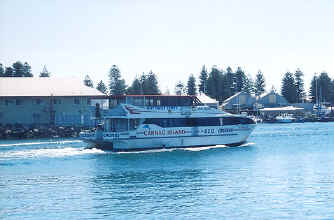 Rottnest ferry Fremantle.jpg (55746 bytes)